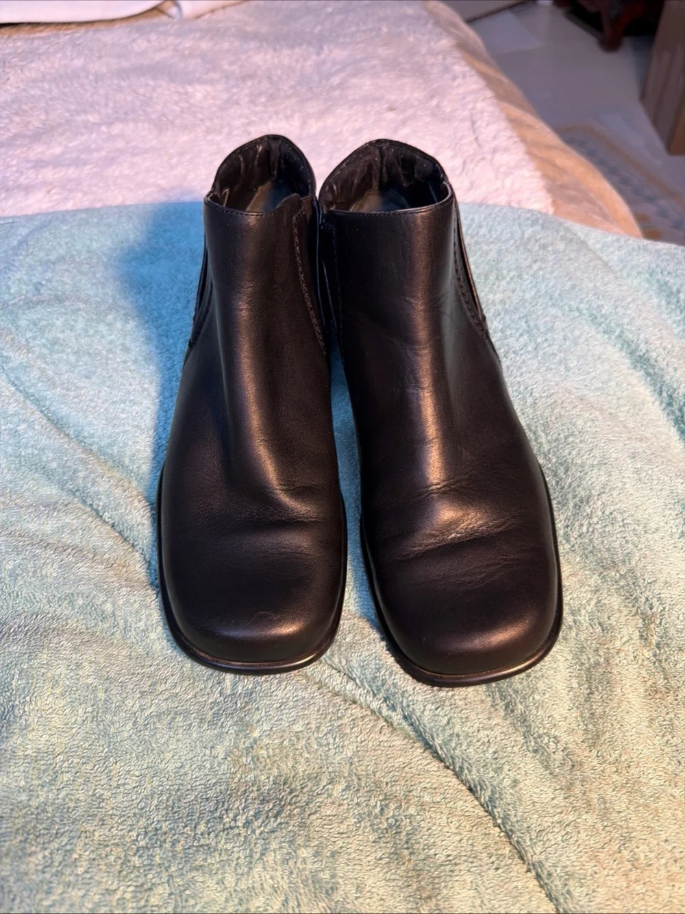 Trotters women’s 7.5 Black Leather Ankle Booties
